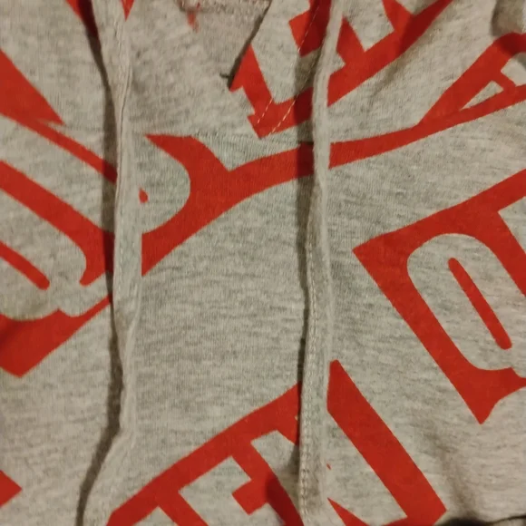 Que Graphic Hooded Sweatshirt - Gray with Red Print - Picture 6 of 6